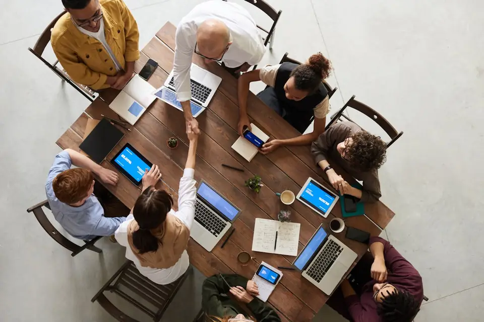 Equipe trabalhando em campanha digital